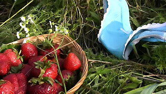 Gatinha Amante De Morango Mostra Sua Doce Buceta Em Close-Up