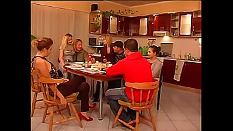 O Familie De Modele Devine Sălbatică În Acțiune Hardcore