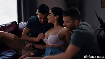 La Matrigna Si Fa Scopare Dal Figliastro E Dal Suo Migliore Amico In Un Video Hot Sulla Milf!