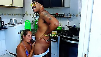 Encontro Selvagem De Uma Dona De Casa Latina Com Um Garanhão Negro E Um Pau Grande