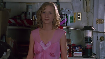 Anne Heche Dalam Adegan Donnie Brasco Yang Panas Pada Tahun 1997 Yang Mempamerkan Payudara Besar Dan Figura Yang Menakjubkan